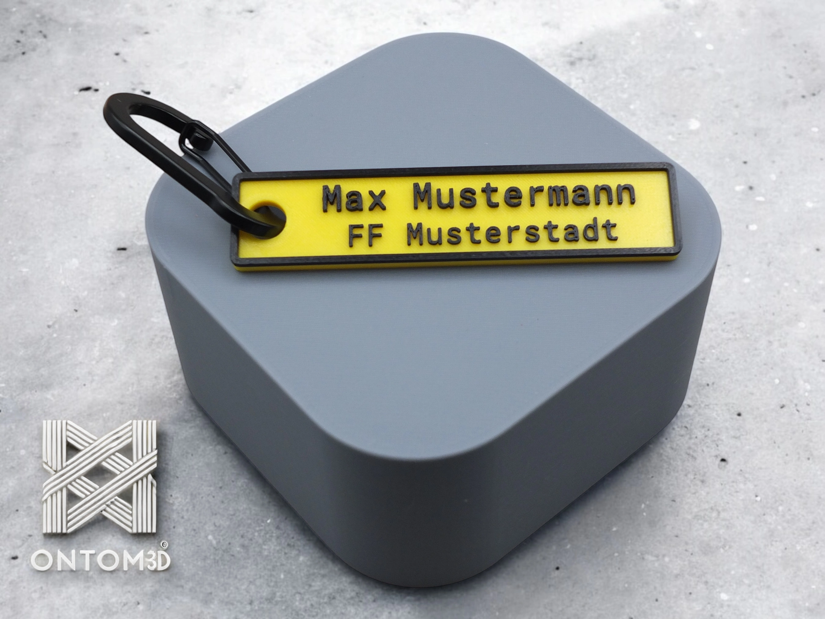 Feuerwehr Namensschild mit Karabiner